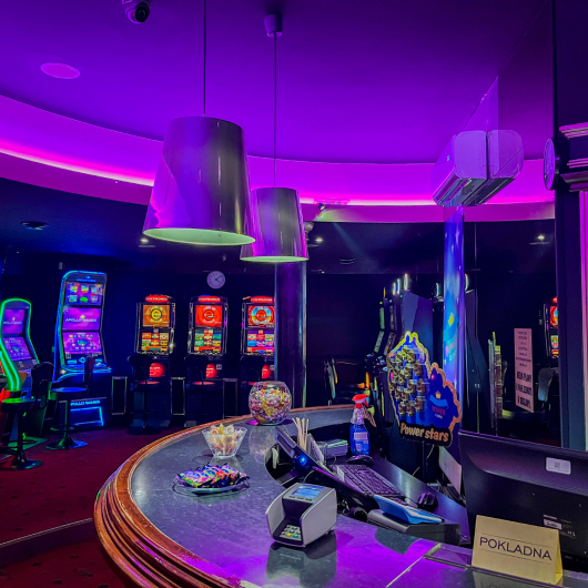 POWER Casino Hradec Králové - bar s hracími automaty